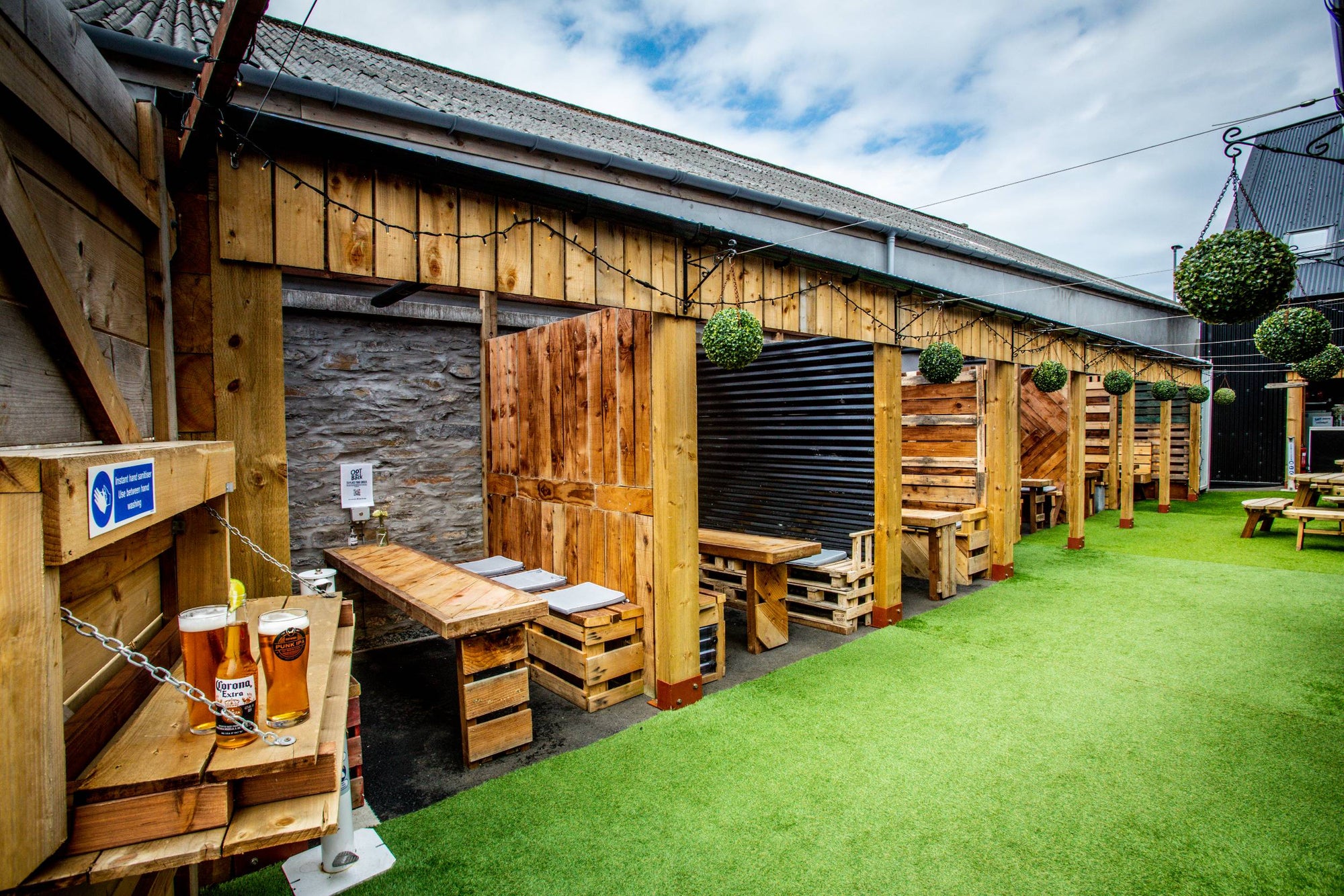Oot the Back - Orkney Distilling's outdoor garden bar